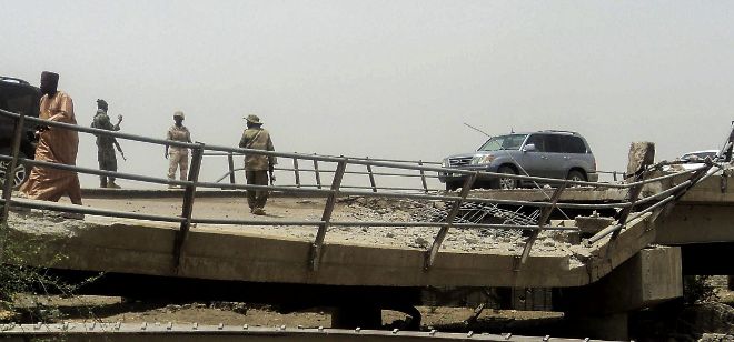Soldados nigerianos controlan el paso de los vehículos por el puentede Ngala, que conecta Nigeria y Camerún.