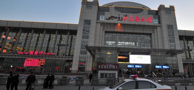 Vista del exterior de la estación sur de ferrocarril de Urumqi, la capital de la la región nororiental china de Xinjiang.