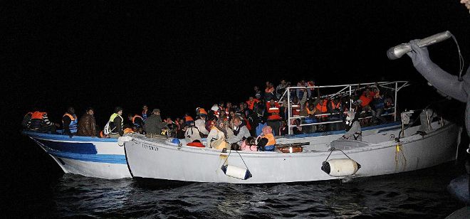 Personal de la Armada italiana rescata a los pasajeros de una patera con 267 inmigrantes a bordo.