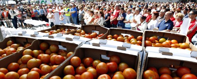 Un momento de la manifestación organizada ayer por productores de tomates en Las Palmas de Gran Canaria.