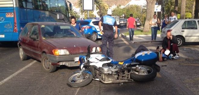Imagen del accidente registrado en Arona, en la céntrica avenida Antonio Domínguez. P.F.