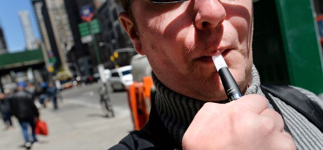Un hombre fuma un cigarrillo electrónico.