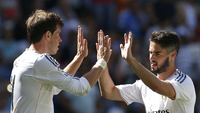 Gareth Bale (i) recibe la felicitación de su compañero Isco.