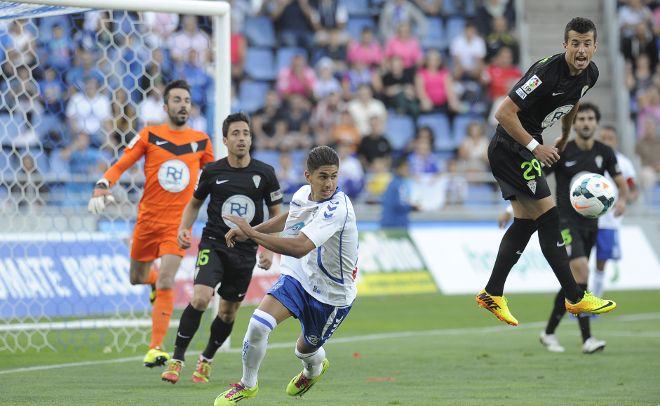 El delantero del Tenerife Ayoze Pérez, rodeado de tres defensas del Córdoba en el partido de hoy.