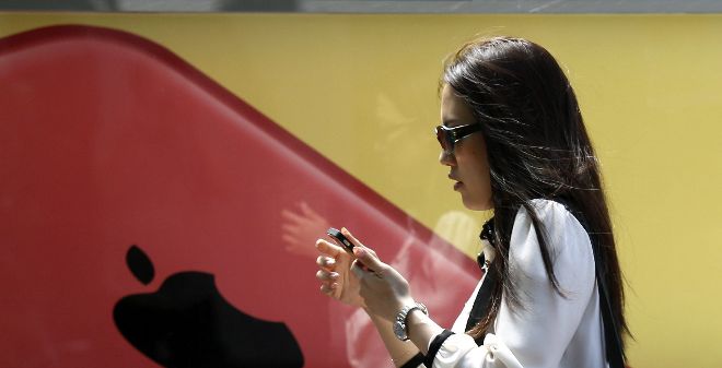 Una mujer utiliza su smartphone.