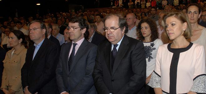 La secretaria general del PP y el presidente de la Junta de Castilla y León, entre otros dirigentes populares en el mitin que comenzó con un minuto de silencio.