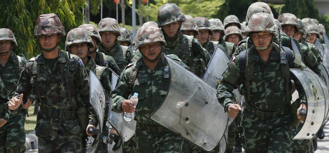 Soldados tailandeses vigilan los alrededores al Club del Ejército en Bangkok (Tailandia).