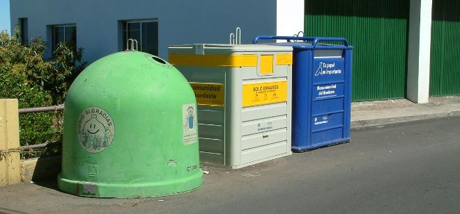 Contenedores de reciclaje en La Victoria.