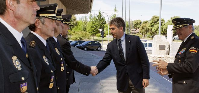 El director general de la Policía, Ignacio Cosidó (c), saluda a diferentes mandos.