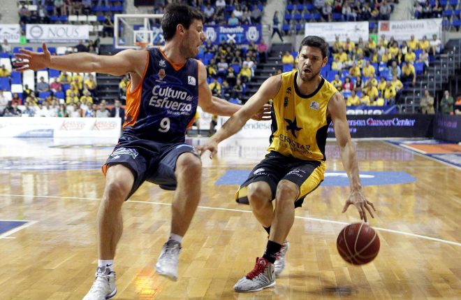 El jugador del Iberostar Tenerife Ricardo Uriz (d) controla el balón junto al belga Sam Van Rossom, del Valencia Basket.