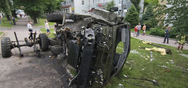 Vista de un vehículo militar volcado, en las inmediaciones del aeropuerto de la región rebelde de Donetsk (Ucrania).