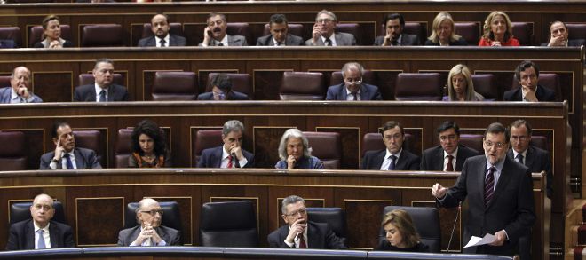 El presidente del Gobierno, Mariano Rajoy (d) en el Congreso de los Diputados.