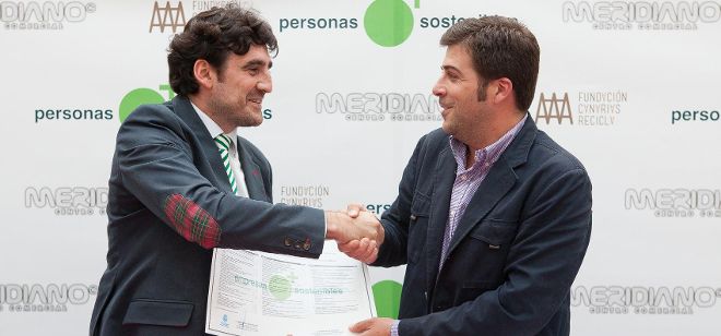 El consejero insular de Sostenibilidad, Miguel Díaz-Llanos, entregó el diploma al Centro Comercial Meridiano.