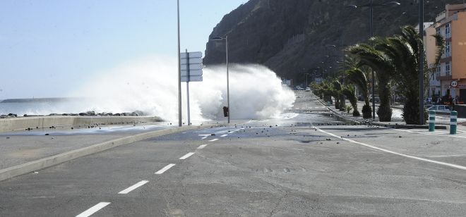 Las olas obligaron a cortar los cuatro carriles ayer.