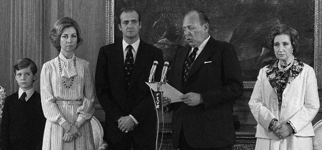 Fotografía de archivo tomada el 14 de mayo de 1977 de Felipe de Borbón, la reina Sofía, Juan Carlos de Borbón y su madre, María de las Mercedes, durante el acto en el que el Conde de Barcelona cedía sus derechos dinásticos en favor de su hijo, el rey Juan Carlos I.