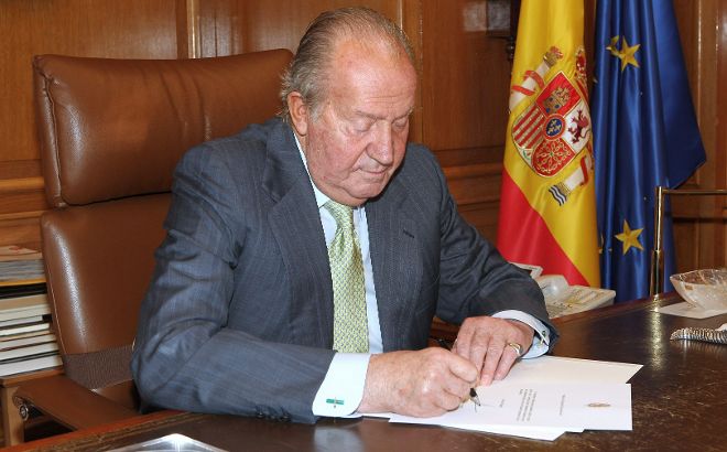 El Rey Don Juan Carlos ha firmando hoy el documento de su abdicación.