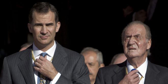 El rey Juan Carlos y el príncipe Felipe salen del Congreso de los Diputados.