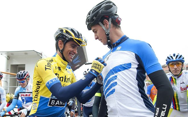 El ciclista Alberto Contador firma el maillot de un ciclista.