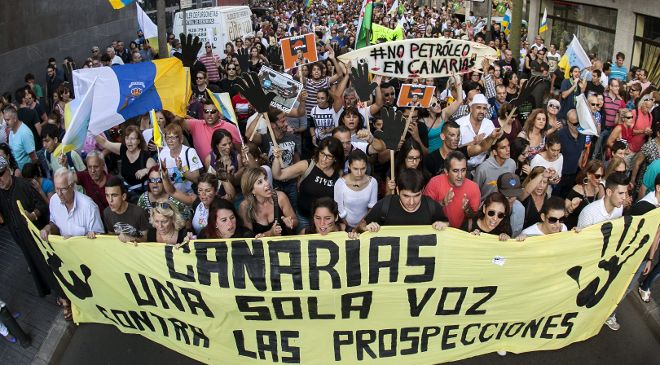 Manifestación por las calles de Las Palmas de Gran Canaria contra las prospecciones petrolíferas.