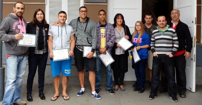 Un grupo de jóvenes de Los Andenesmuestra con orgullo los diplomas del curso de manipulador de alimentos.