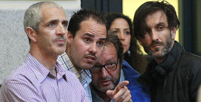 El reportero freelance Ricardo García Vilanova (d), liberado tras permanecer secuestrado en Siria varios meses, entre otros compañeros de profesión.