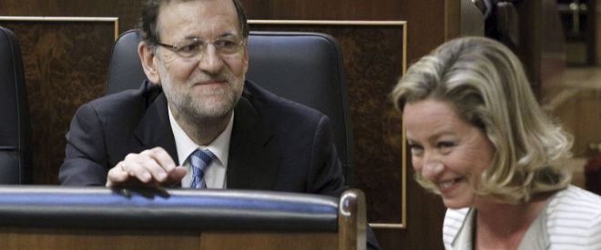 La diputada de Coalición Canaria, Ana Oramas, pasa junto al presidente del Gobierno, Mariano Rajoy.
