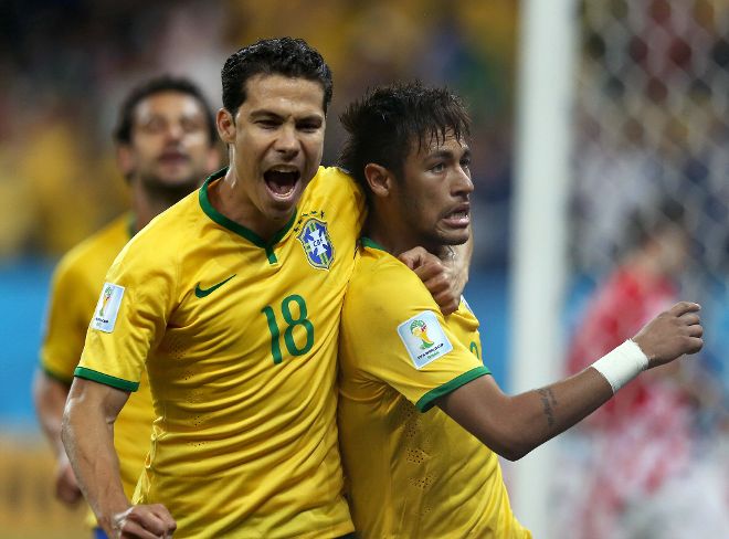 El delantero brasileño Neymarcelebra con Anderson su gol.