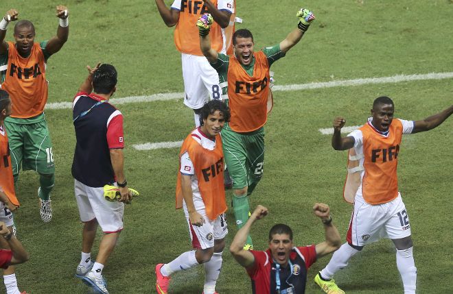 Los jugadores de Costa Rica celebran su victoria.