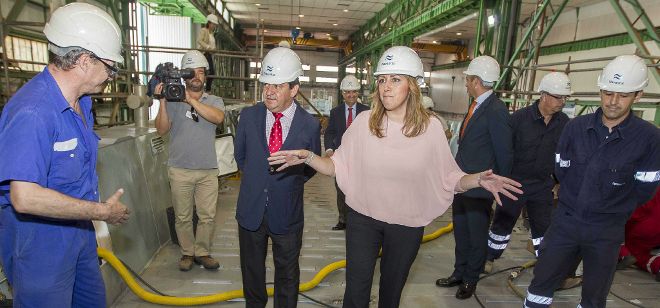 La presidenta de la Junta de Andalucía, Susana Díaz(c) durante la visita que ha realizado esta mañana a los astilleros de Navantia en la Bahía de Cádiz.