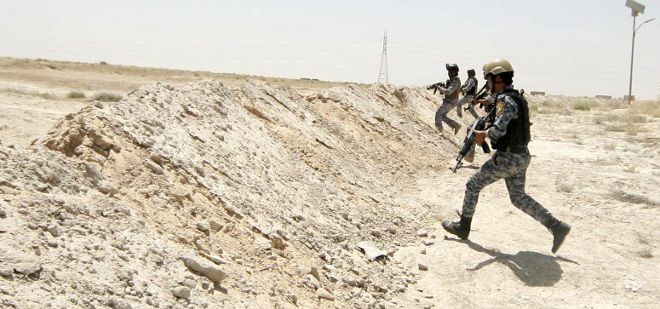 Varios soldados iraquíes vigilan una zona.