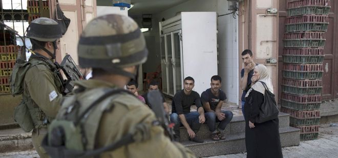 Soldados israelíes buscan a los tres jóvenes.