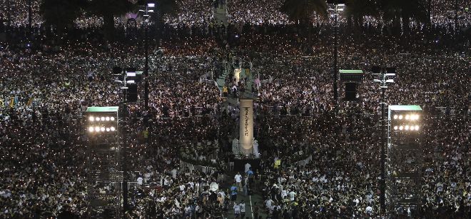 Vista general de varias personas sosteniendo velas durante una vigilia para conmemorar el 25º aniversario de la matanza que se produjo en la plaza de Tiananmen en Hong Kong, China.
