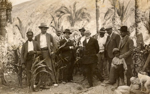 Imagen facilitada por el Cabildo de Fuerteventura del escritor Miguel de Unamuno durante su destierro en la isla. 