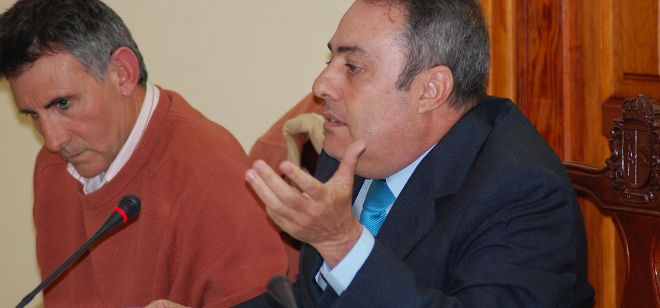 La tarde y noche del 27 de enero de 2011, solo Francisco García Santamaría (d) y el PSOE, junto a José Antonio Reverón, votaron contra la aprobación del PGO.