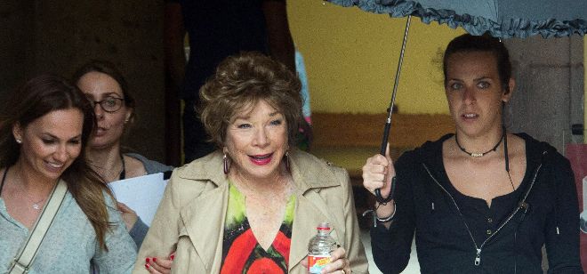 La actriz Shirley MacLaine a su llegada al set de rodaje de la película 
