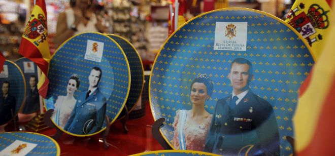 Varias tiendas del centro de Madrid comienzan hoy la venta de souvenirs de los nuevos reyes de España.