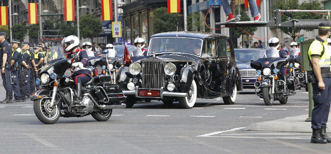 Vista de los dos vehículos, el primero de ellos un Rolls Royce, perteneciente a Patrimonio Nacional, y que va ocupado por los Reyes, y un segundo en el que van sus hijas, la Princesa de Asturias y la infanta Sofía.