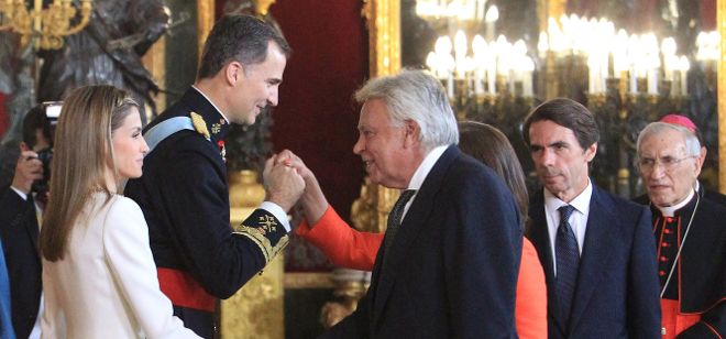Los reyes Felipe VI y Letizia saludan al expresidente del Gobierno Felipe González, en la recepción a los representantes instucionales en el Palacio Real.