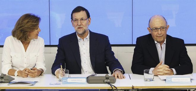Mariano Rajoy, María Dolores de Cospedal y Cristóbal Montoro, hoy, en la sede nacional del PP.