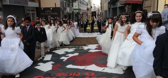 La procesión de Santísimo recorrió las calles Santo Domingo y Cruz Verde hasta llegar a San Francisco. 