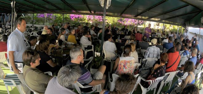 Unas cien personas asistieron a la primera asamblea del Círculo Podemos del Valle, que se celebró en la Cafetería Mi Niño.
