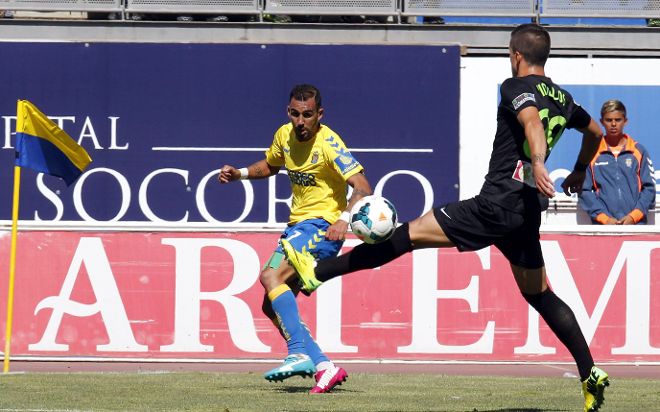 El centrocampista del Córdoba Abel Gómez (d) pelea un balón con el centrocampista de la Unión Deportiva Las Palmas Nauzet Alemán, durante el partido de vuelta de la eliminatoria final para el ascenso a la Primera División Liga BBVA disputado en el Estadio de Gran Canaria.