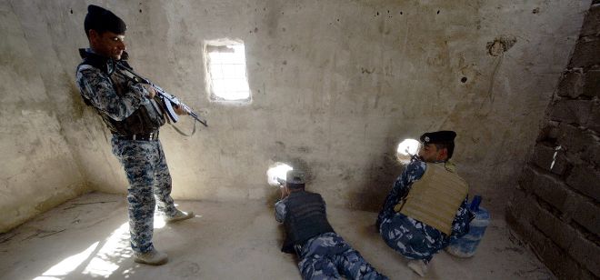 Soldados iraquíes toman posiciones en un puesto fronterizo.