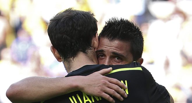 El delantero español David Villa (d) celebra con su compañero Juanfran Torres el gol marcado a la selección australiana.