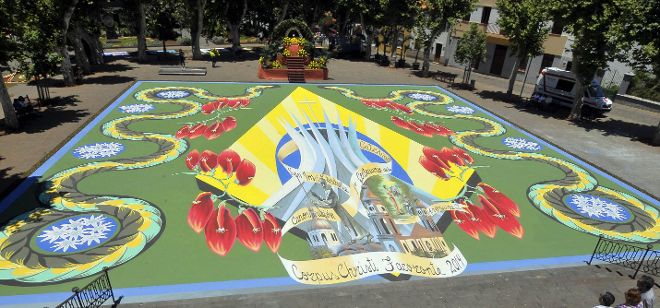 San José de Anchieta, Brasil, la Catedral de La Laguna y el santo Hermano Pedro protagonizaron la alfombra del Corpus de Tacoronte, obra de Juan Fajardo Hernández.