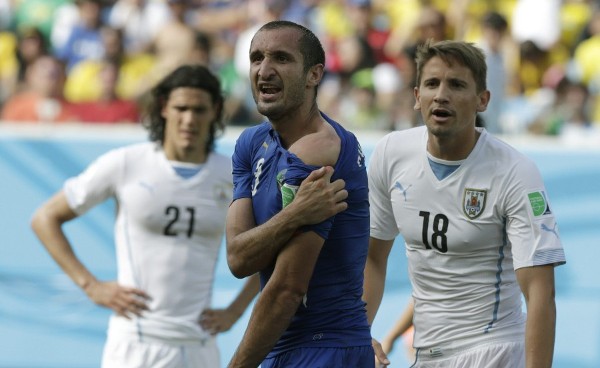 El defensa italiano Giorgio Chiellini se queja durante el partido Italia-Uruguay.
