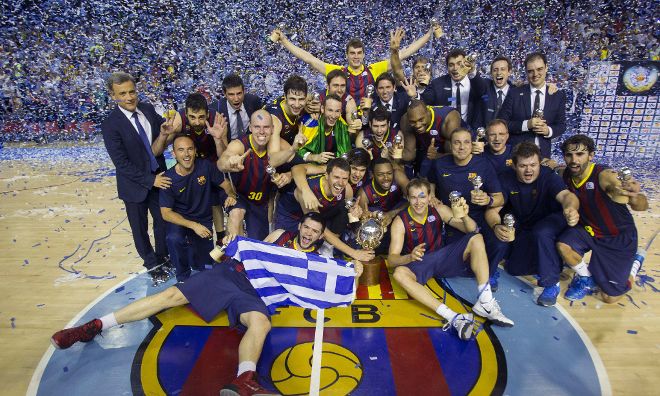 Los jugadores del FC Barcelona posan con el trofeo.