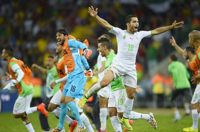 Los jugadores de Argelia celebran la clasificación.