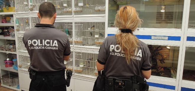Agentes del Grupo de Medio Ambiente del cuerpo autonómico de Policía, durante una visita a una tienda de animales.