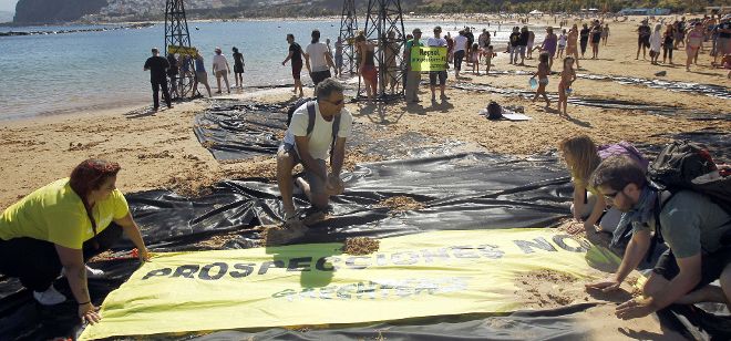 Activistas de la organización ecologista Greenpeace han escenificado hoy los efectos que tendría una marea negra en las playas canarias, para protestar contra las prospecciones petrolíferas autorizadas a Repsol en el subsuelo marino cerca de Lanzarote y Fuerteventura.